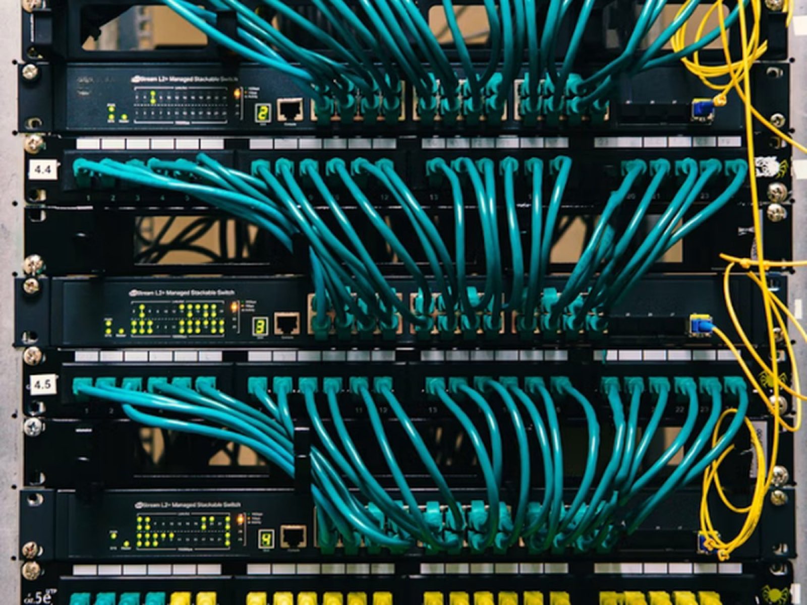 Data centre network connections